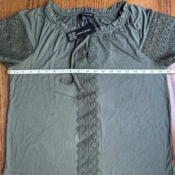 NWT Cable & Gauge Women’s Top Crewneck Lace Short Flutter Sleeves Ruffled Neck - Picture 7 of 8